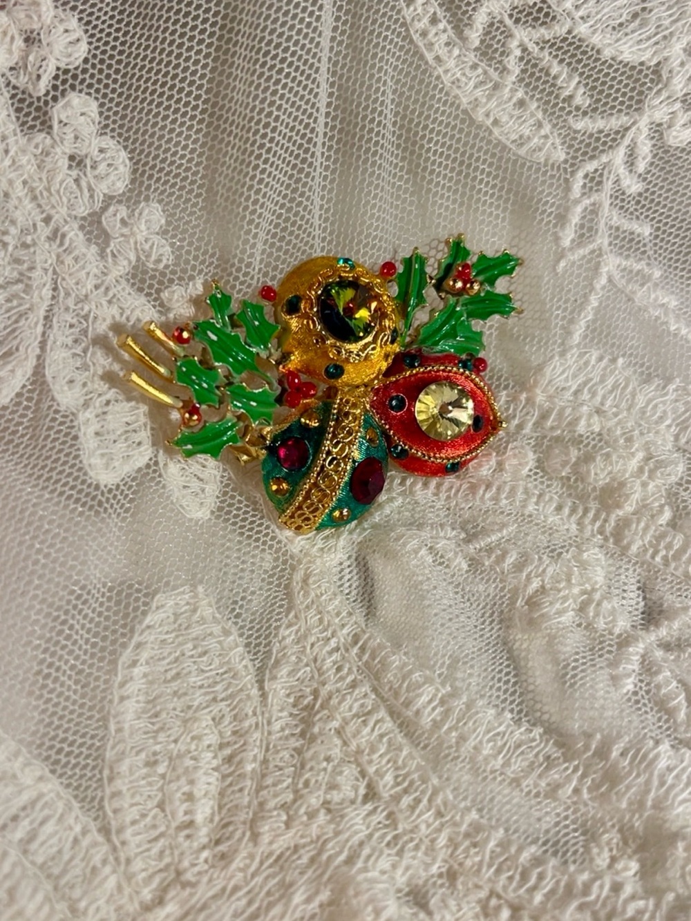 Vintage Signed WEISS Christmas Holly Ornament Brooch Pin Enameled Holiday Wreath